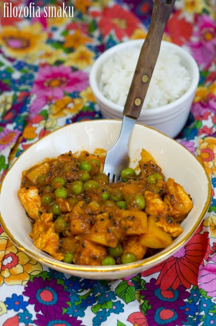 curry z kurczakiem, ziemniakami i zielonym groszkiem