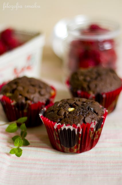 Podwójnie czekoladowe muffiny z malinami i miętą