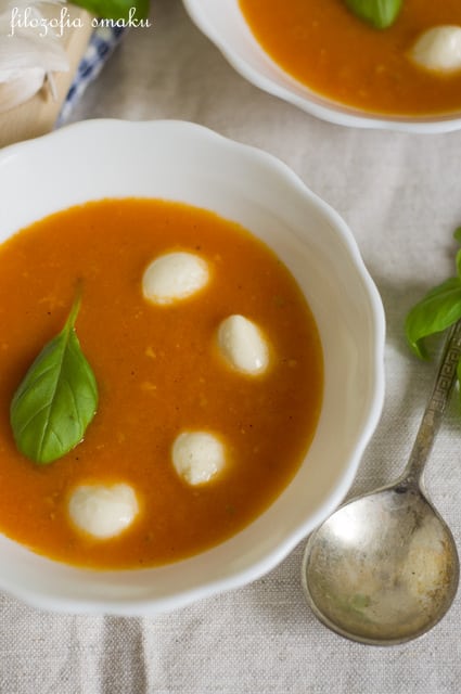 Zupa pomidorowa z pesto i mozzarellą