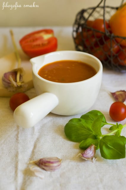 Zupa z pieczonych pomidorów z bazylią