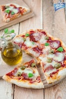 Pizza z salami i oliwkami  