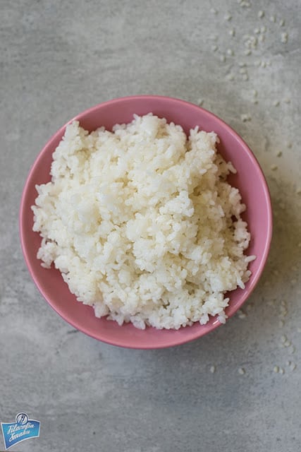 Ugotowany ryż do sushi w misce 