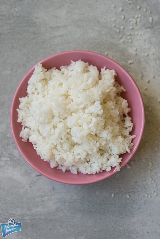 Ugotowany ryż do sushi w misce 